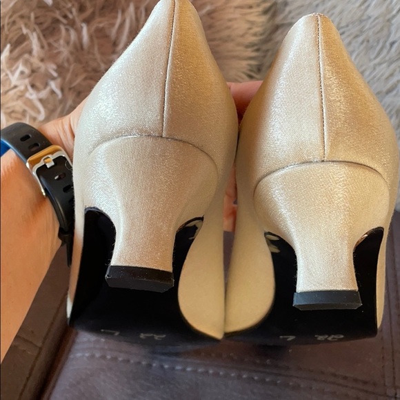 STUART WEITZMAN NWOT Cream Satin Kitten Heels Size 8 - Picture 7 of 10